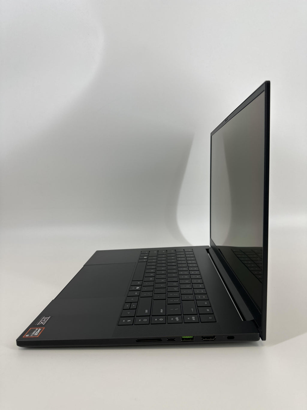 Razer Blade 16 2025 Black 2.0 GHz AMD Ryzen AI 9 365 32GB RAM 1TB Solid State Drive NVIDIA GeForce RTX 5070 8 GB