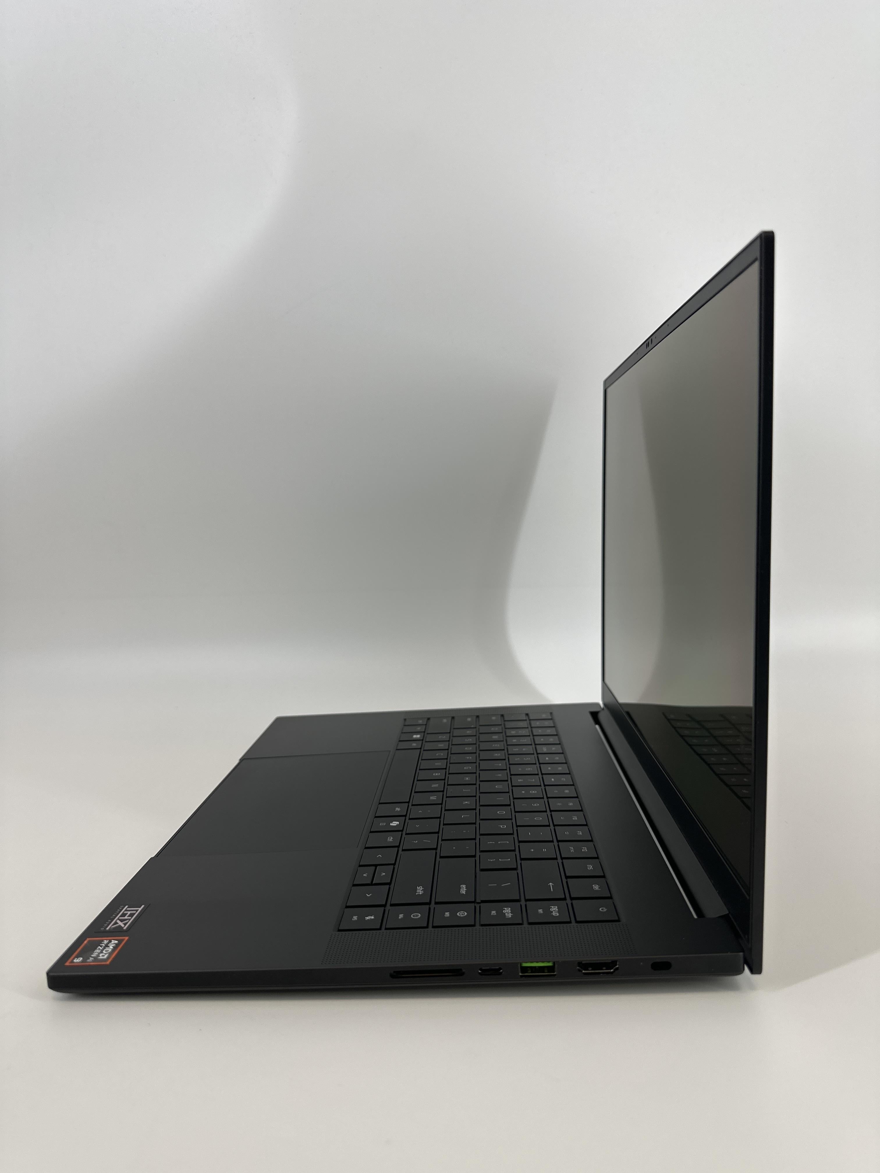 Razer Blade 16 2025 Black 2.0 GHz AMD Ryzen AI 9 365 32GB RAM 1TB Solid State Drive NVIDIA GeForce RTX 5070 8 GB