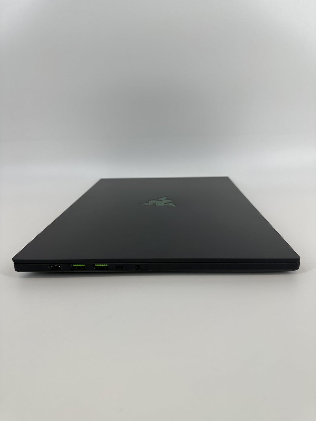 Razer Blade 16 2025 Black 2.0 GHz AMD Ryzen AI 9 365 32GB RAM 1TB Solid State Drive NVIDIA GeForce RTX 5070 8 GB