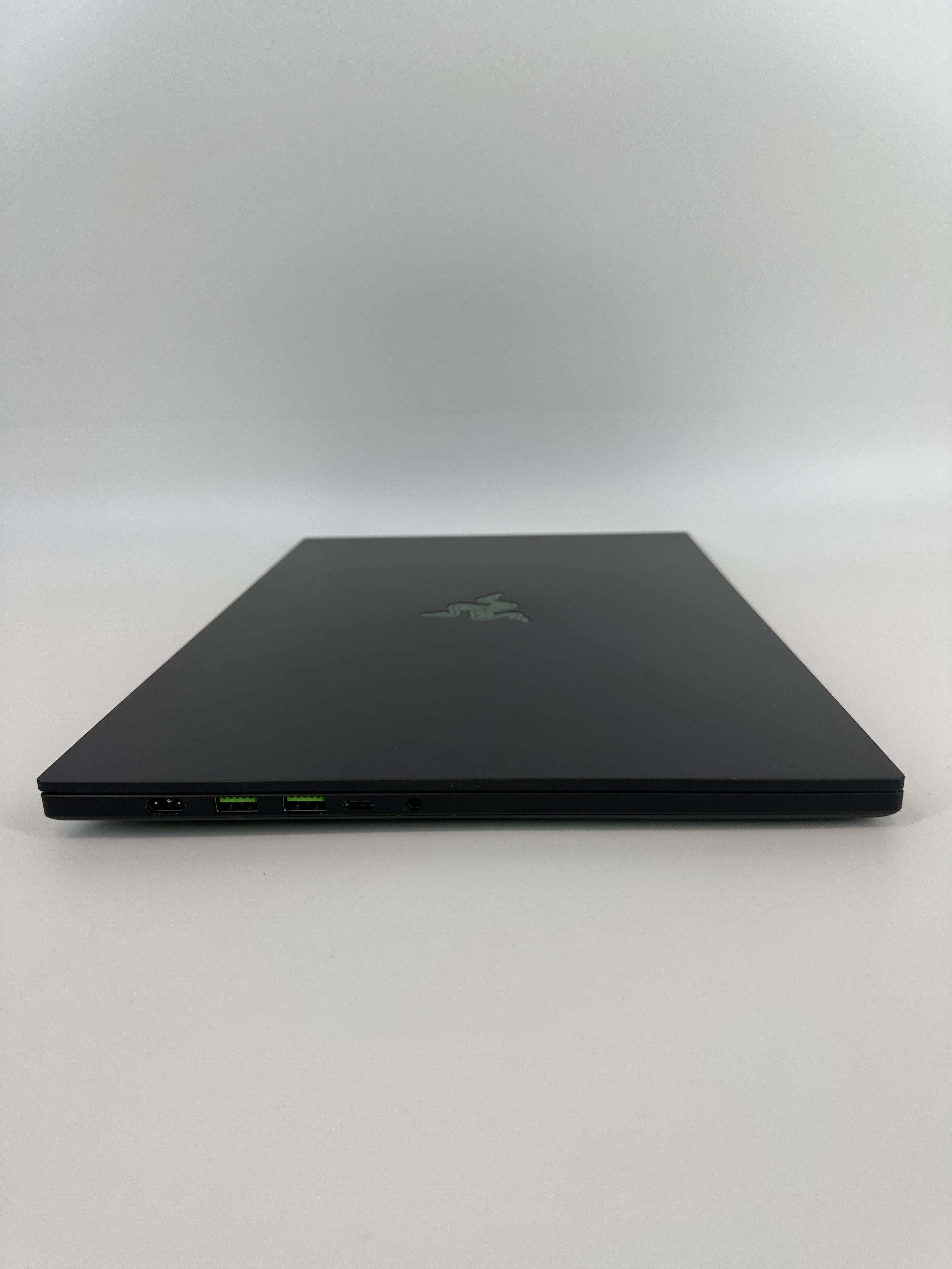 Razer Blade 16 2025 Black 2.0 GHz AMD Ryzen AI 9 365 32GB RAM 1TB Solid State Drive NVIDIA GeForce RTX 5070 8 GB