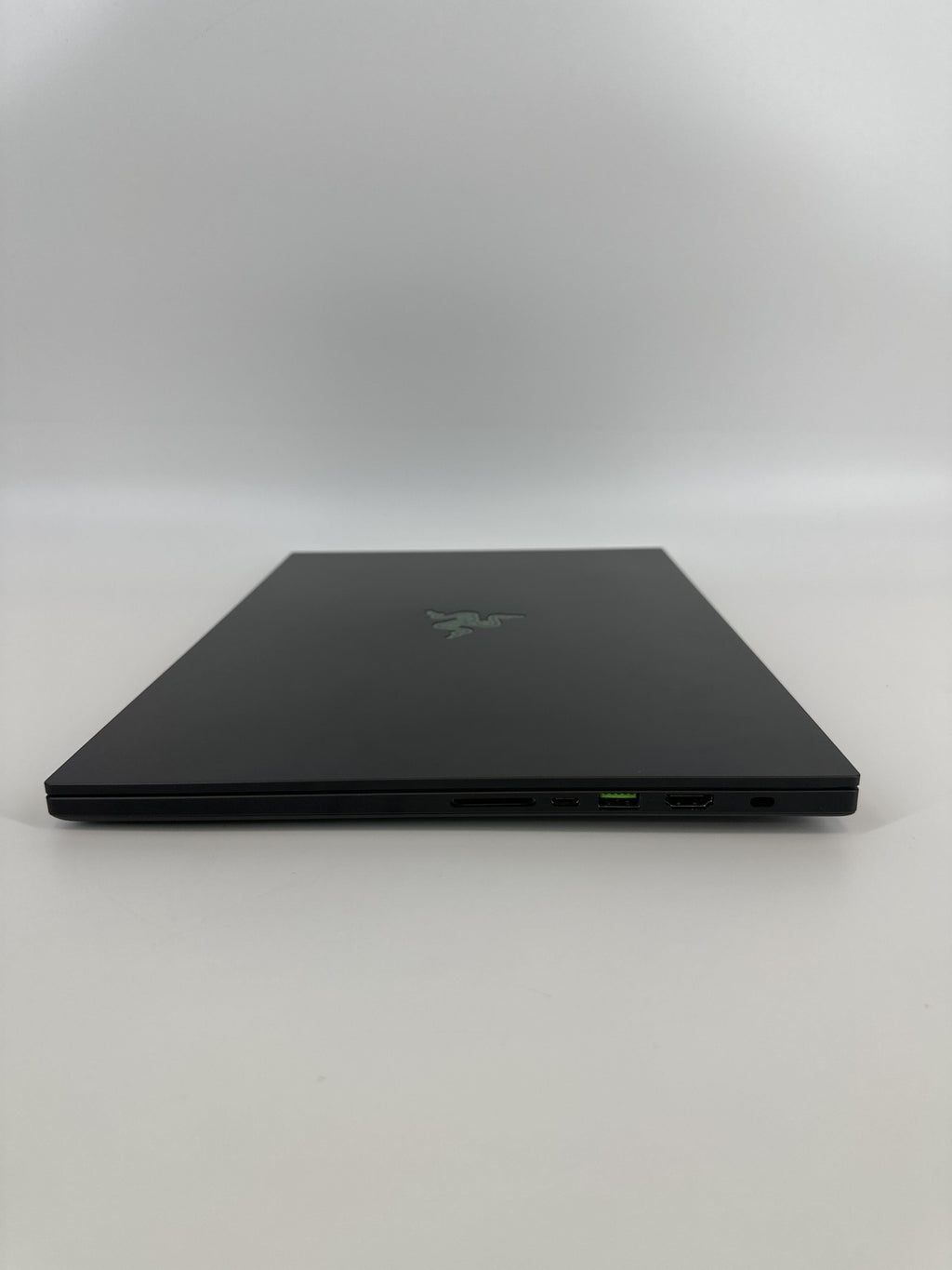 Razer Blade 16 2025 Black 2.0 GHz AMD Ryzen AI 9 365 32GB RAM 1TB Solid State Drive NVIDIA GeForce RTX 5070 8 GB